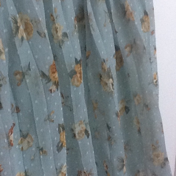 Floral pleated skirt with lace trim - Picture 2 of 3