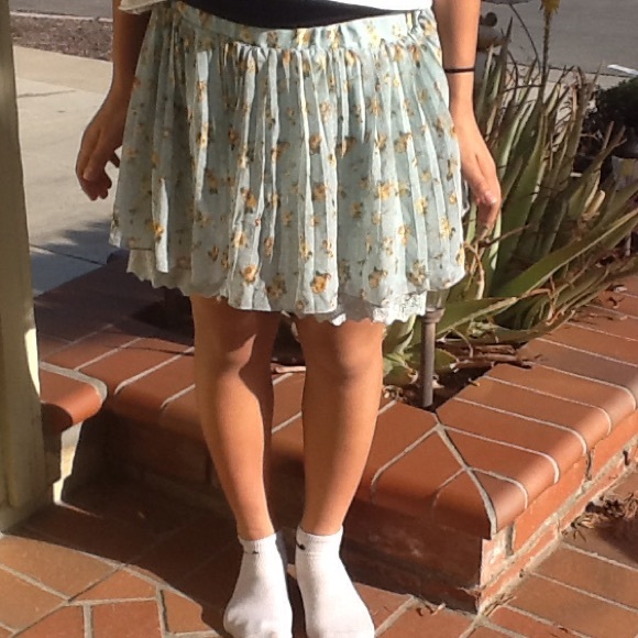 Floral pleated skirt with lace trim - Picture 3 of 3