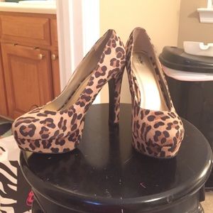 Leopard print suede pumps!!