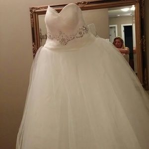 New aline. Princess bridal gown size 10-12 ivory