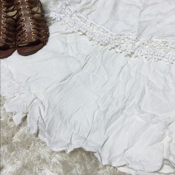 Cream crochet Romper - Picture 2 of 4