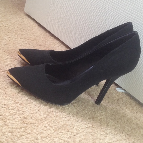Black, gold toed pumps