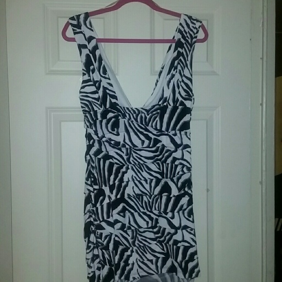 Hot lil Black and white mini Dress - Picture 2 of 4