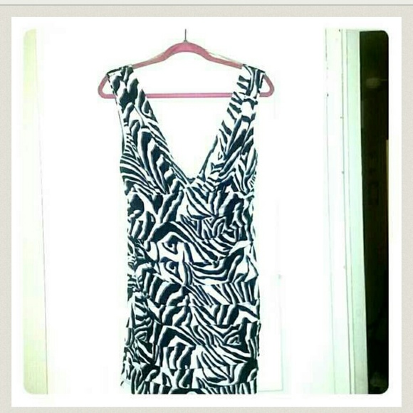 Hot lil Black and white mini Dress - Picture 4 of 4