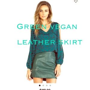 🔥Green vegan leather mini skirt w/ silver zipp👄
