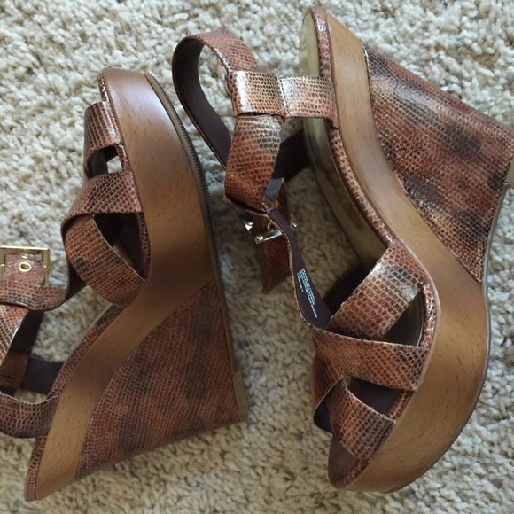 INC brown wedge