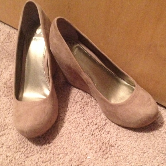 Fergalcious-- Wedges - Picture 1 of 4