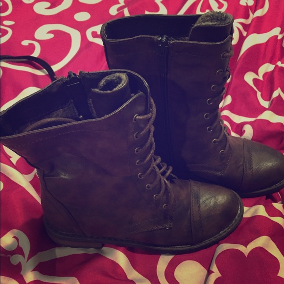 🌻LIKE NEW brown combat boots!🌻