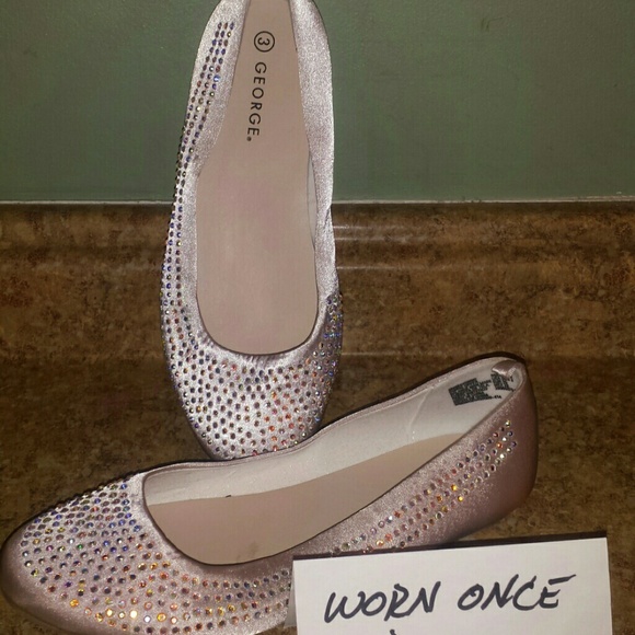 Little girls shoes size 3 worn once they are $5