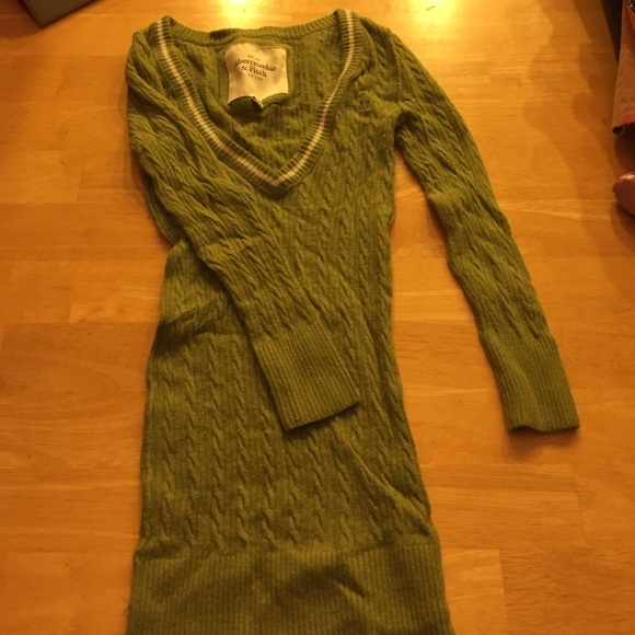Green 3/4 sleeve sweater