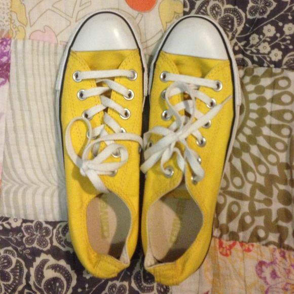 Yellow converse!!