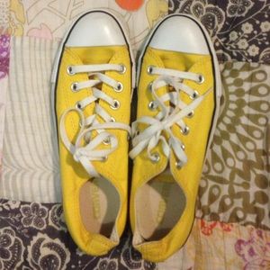 Yellow converse!!