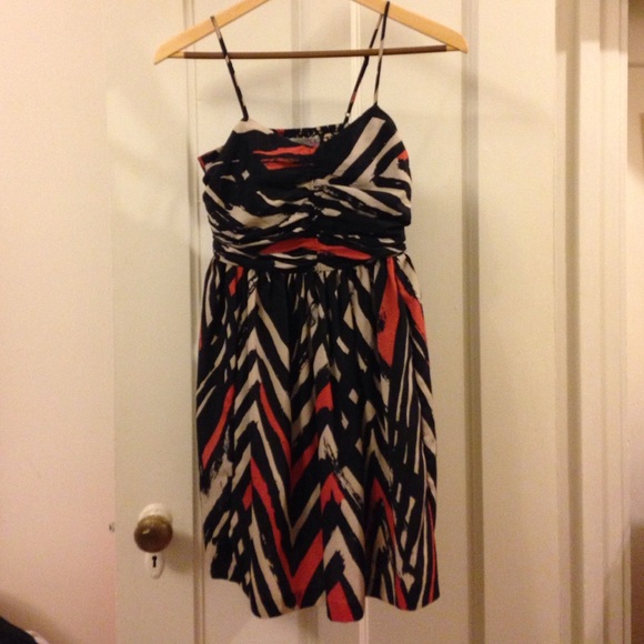 Urban Outfitters - Picture 2 of 3