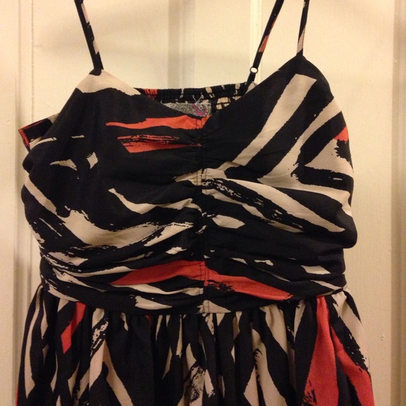 Urban Outfitters - Picture 3 of 3