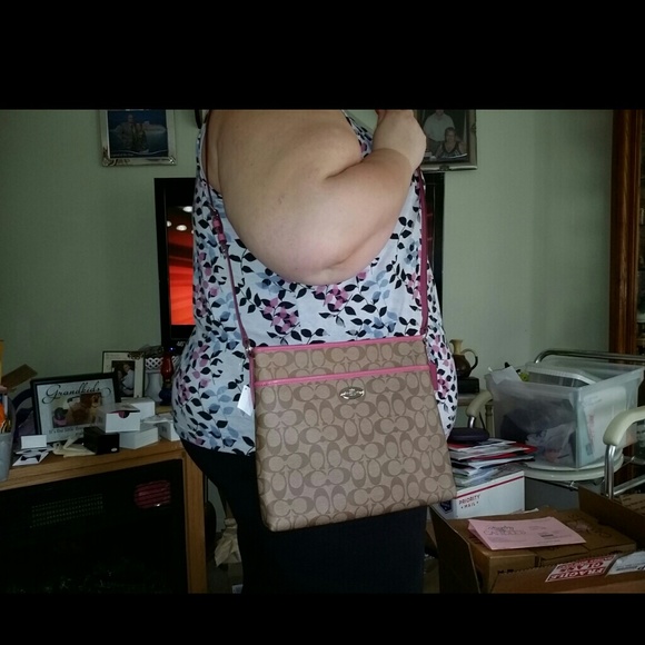 😎😎 SOLD 😎😎         COACH SWING BACK/CROSS BODY - Picture 3 of 3