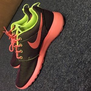 Womens size 8 roshe run sneakers