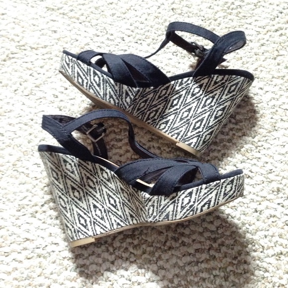 Black Poppy Shoes - ✨UPDATED PICS✨ Black poppy wedge sandals