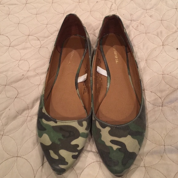 Mossimo camo flats