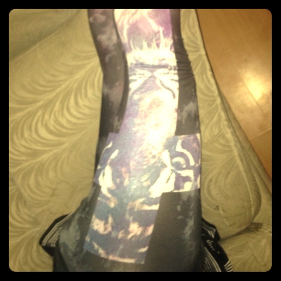 Tiger face cross leggings  picture is upside down