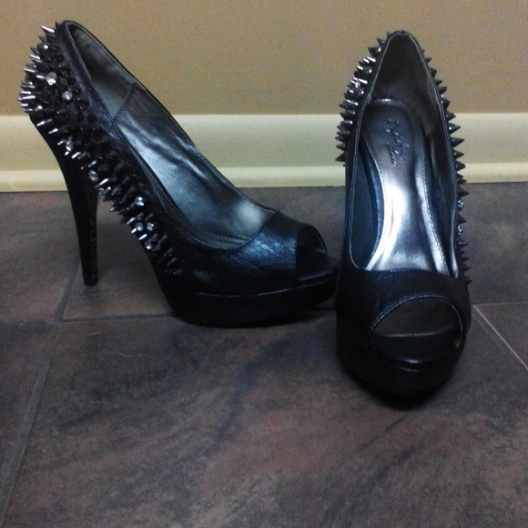 qupid luxe spiked studded pumps