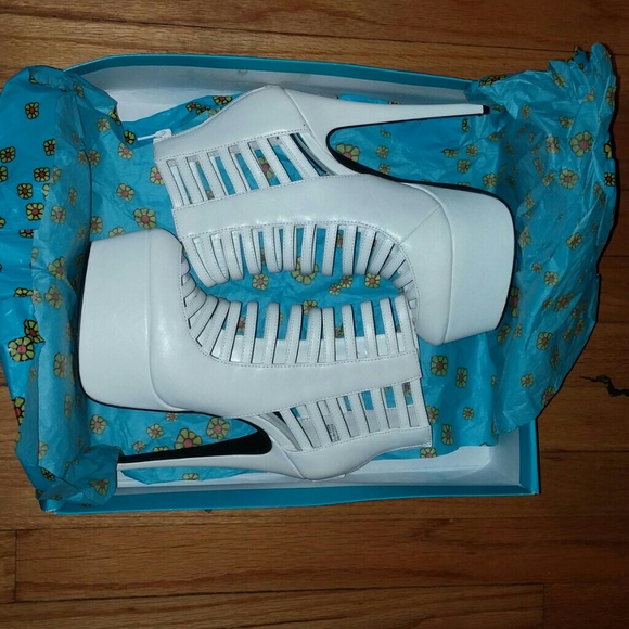 Brand New Vilian White Heel