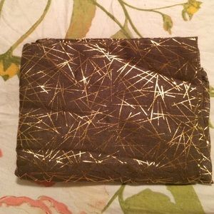 Light brown scarf with gold accents 👍🏻