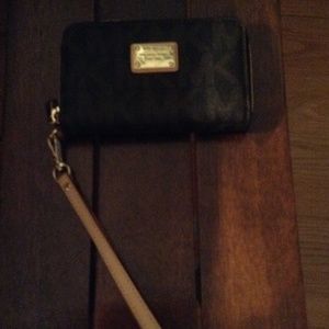 Michael kors iPhone 4 wallet