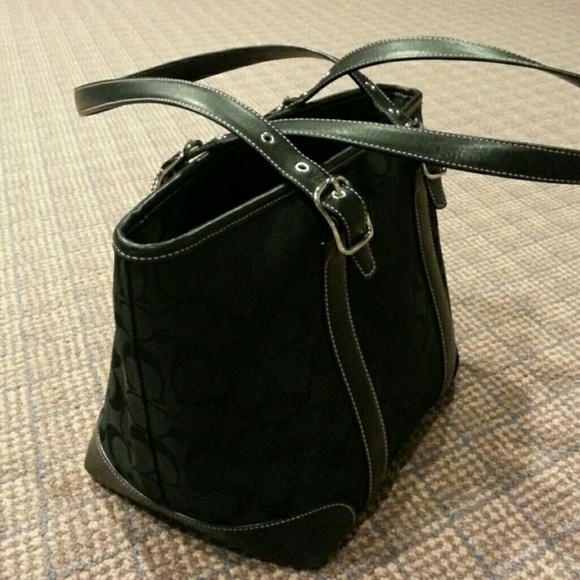 Authentic Coach signature black bag - Picture 2 of 4