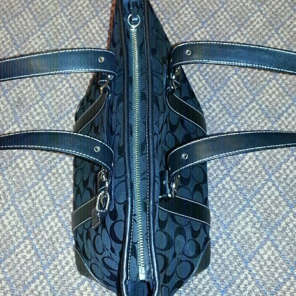 Authentic Coach signature black bag - Picture 4 of 4