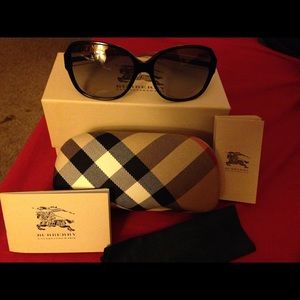 NWT BURBERRY SUNGLASSES 😍😍😎😎