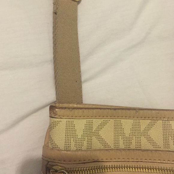 SOLD Micheal Kors cross body bag! - Picture 2 of 3