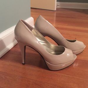 Guess nude peep toe pumps