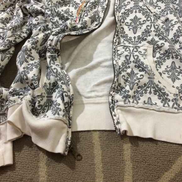 ❌SOLD❌Grey-paisley Hoodie - Picture 4 of 4