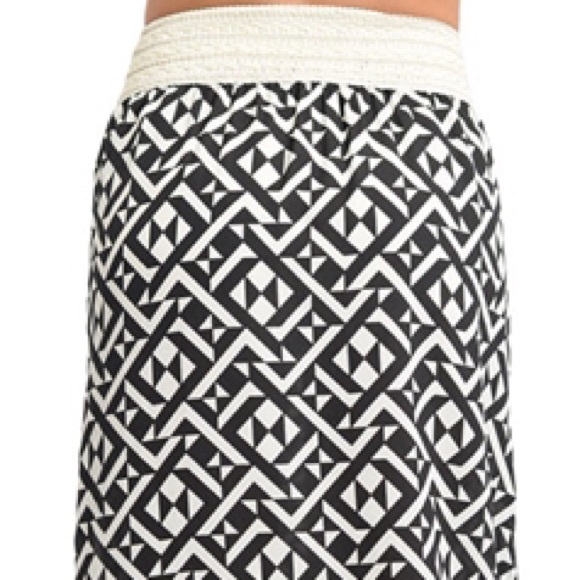 🆕 Geometric Print Maxi Skirt - Picture 2 of 4