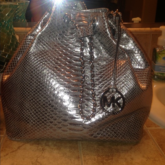 Michael Kors Frankie Large Chain Drawstring