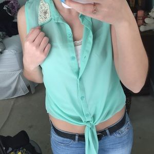 Tied shirt with perls and jewel collar