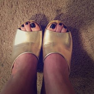 Jessica Simpson gold wedges