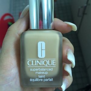 Full Clinique superbalanced makeup in petal