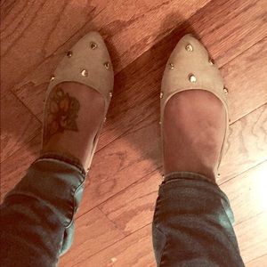 Nude/tan pointy toe flats