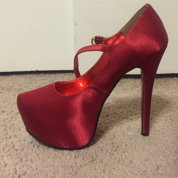 Red platform heels - Picture 2 of 3