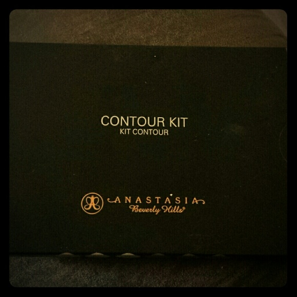 Anastasia Beverley hills LIGHT CONTOUR KIT