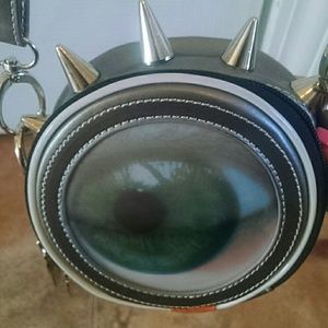 Hi-di-hi winking handbag