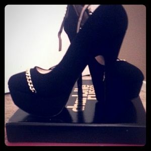 Black heels never worn