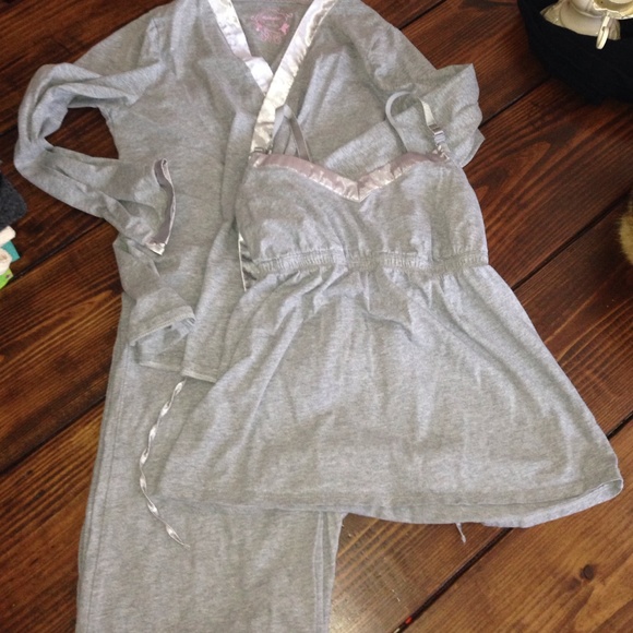 🚫SOLD🚫Maternity! Unbuttons breast feeding!