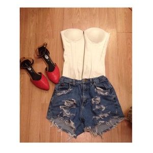 White Corset Top !  Great for Summer ☀️