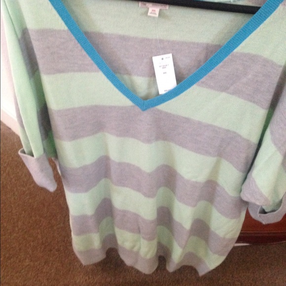 🚫SOLD🚫Gap Stripped V-Neck Sweater