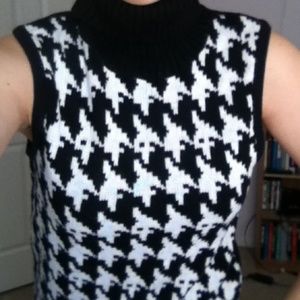 Sleeveless Houndstooth Turtleneck