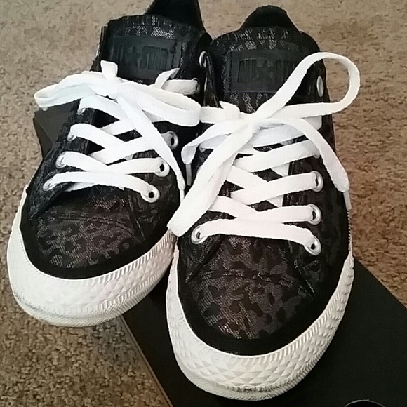 Leopard print converse