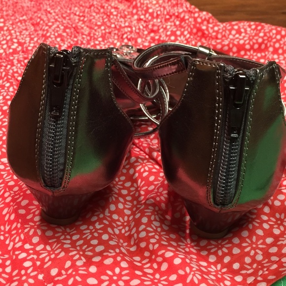 🌺PRETTY JEWEL EMBELLISHED SANDALS🌺 - Picture 2 of 4