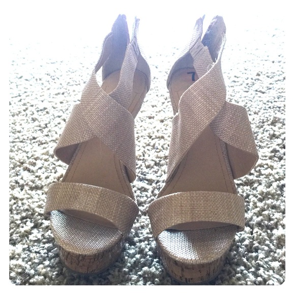 BCBG super cute wedges